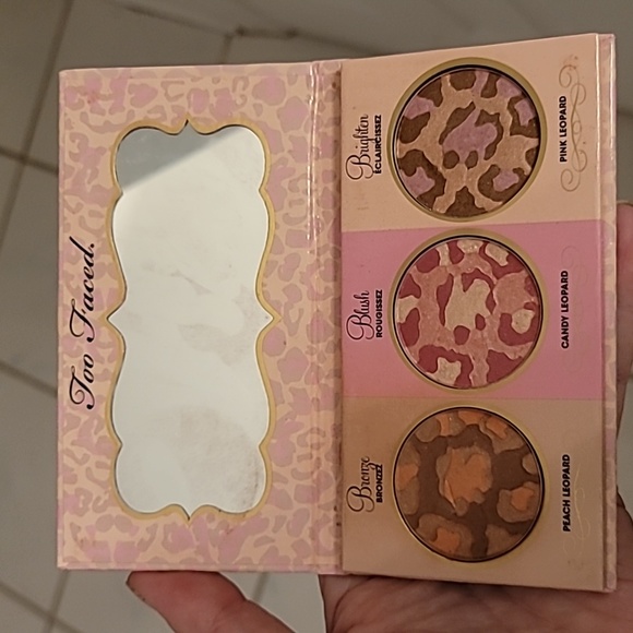 Too faced leopard love complexion perfect kit - Picture 2 of 3